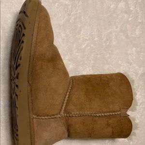 UGG Bailey boot single button size 7